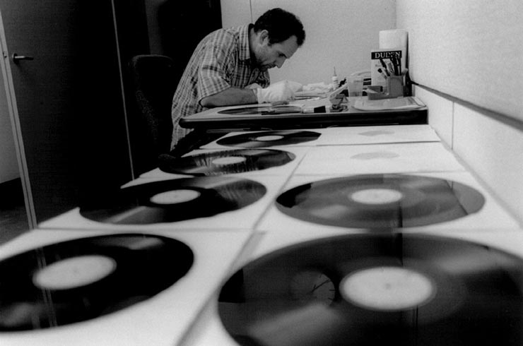 Un collaboratore della Radio Svizzera SRF che prepara i il disco ad incisione diretta per il trasferimento.